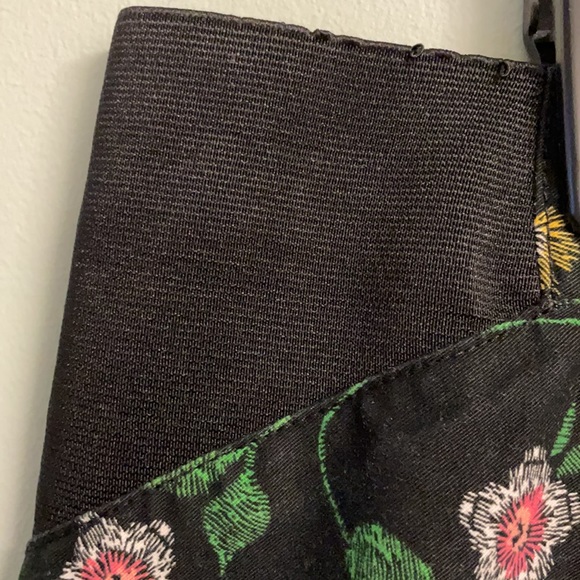 Old Navy Side Panel Maternity Shorts - Picture 4 of 5